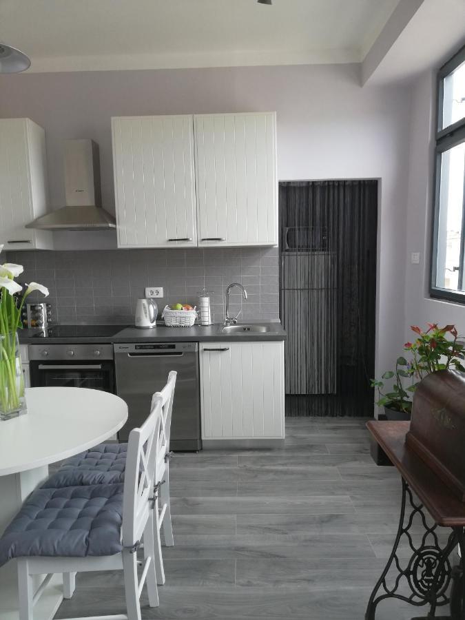 Gray Pearl Apartment Пула Екстериор снимка
